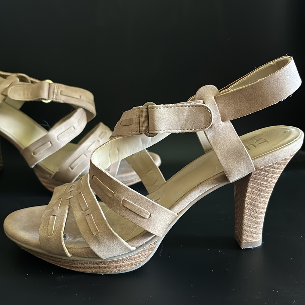 NATURALIZER NUDE FAUX LEATHER STRAPPY SANDALS SIZE 8.5